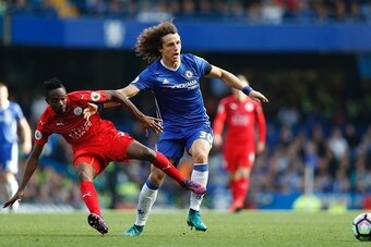 Chelsea's Brazilian defender David Luiz (R) vies with Leicester City's Nigerian midfielder Ahmed Musa during the English Premier League football match between Chelsea and Leicester City at Stamford Bridge in London on October 15, 2016. / AFP / Adrian DENN