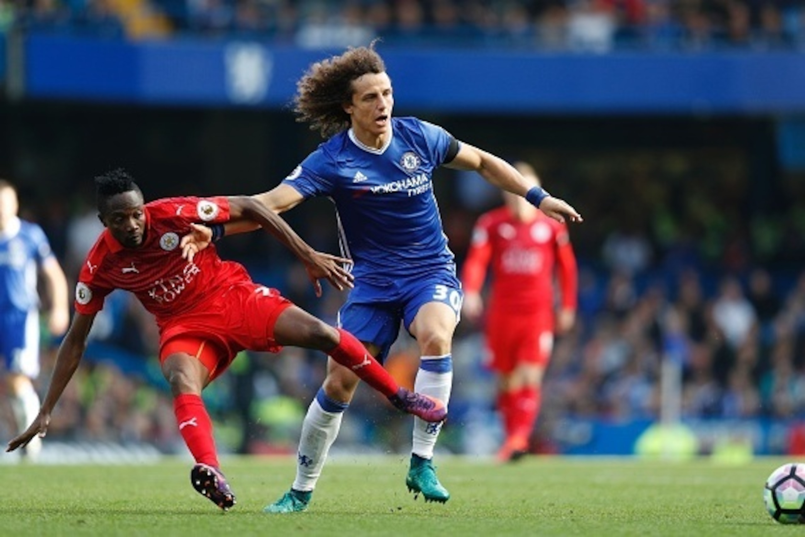Chelsea's Brazilian defender David Luiz (R) vies with Leicester City's Nigerian midfielder Ahmed Musa during the English Premier League football match between Chelsea and Leicester City at Stamford Bridge in London on October 15, 2016. / AFP / Adrian DENN