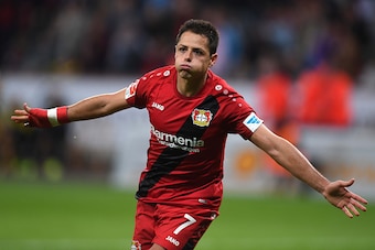 Leverkusen's Mexican striker Javier 'Chicharito' Hernandez and his teammates celebrate after scoring during the German first division Bundesliga football match of Bayer Leverkusen vs Borussia Dortmund in Leverkusen, western Germany, on October 1, 2016. / 