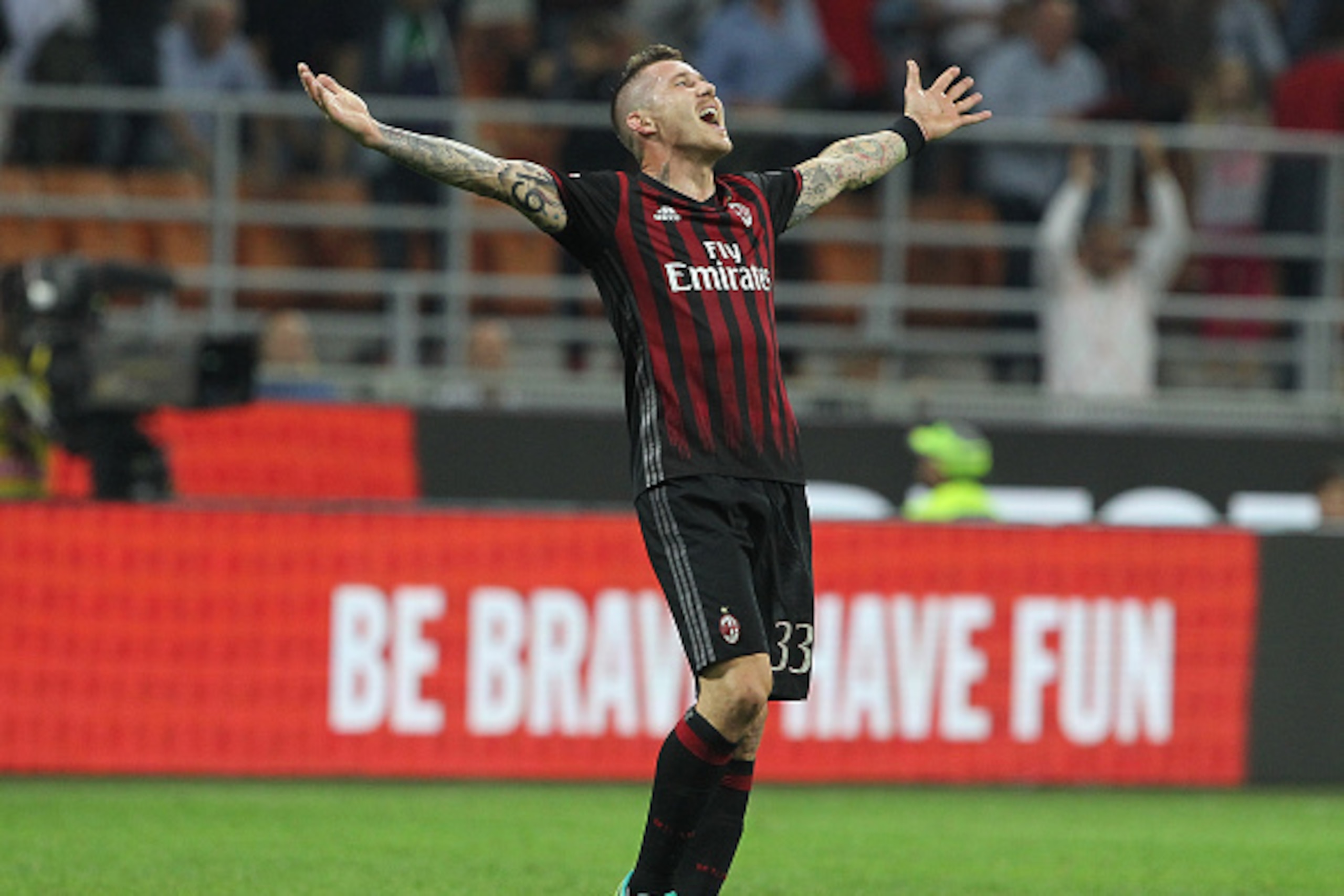 MILAN, ITALY - OCTOBER 02: Juraj Kucka of AC Milan celebrates a victory at the end of the Serie A match between AC Milan and US Sassuolo at Stadio Giuseppe Meazza on October 2, 2016 in Milan, Italy. (Photo by Marco Luzzani/Getty Images) MILAN, ITALY - OCTOBER 02: Juraj Kucka of AC Milan celebrates a victory at the end of the Serie A match between AC Milan and US Sassuolo at Stadio Giuseppe Meazza on October 2, 2016 in Milan, Italy. (Photo by Marco Luzzani/Getty Images)