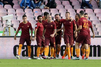 NAPLES, ITALY - OCTOBER 15:  Edin Dzeko of Roma celebrates after scoring his team's second goal during the Serie A match between SSC Napoli and AS Roma at Stadio San Paolo on October 15, 2016 in Naples, Italy.  (Photo by Maurizio Lagana/Getty Images)