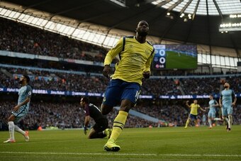 Everton's Belgian striker Romelu Lukaku (C) wheels away after scoring past Manchester City's Chilean goalkeeper Claudio Bravo during the English Premier League football match between Manchester City and Everton at the Etihad Stadium in Manchester, north w
