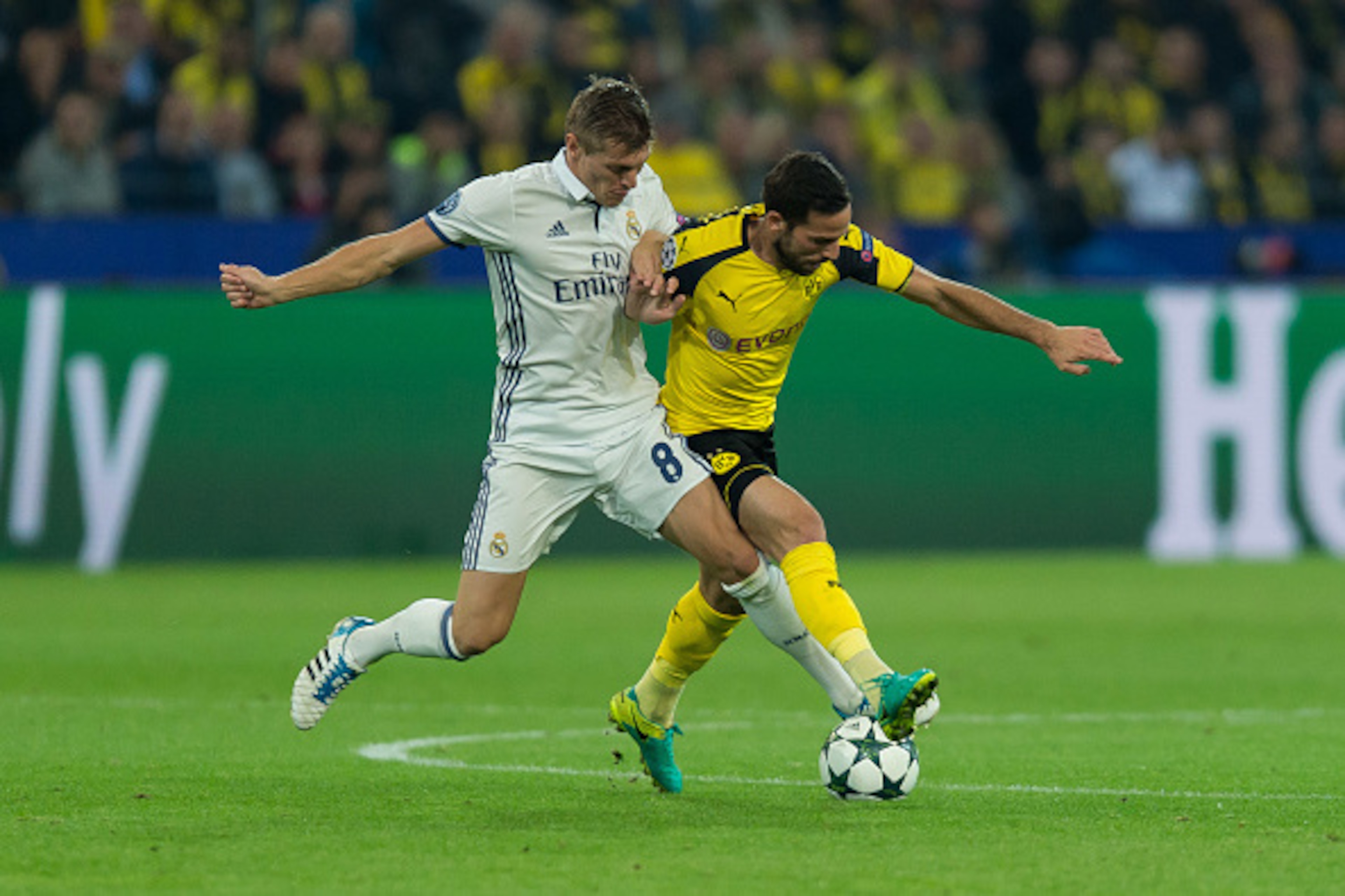 Dortmund, Germany 27.09.2016, UEFA Champions League - 2016/17 Season, Group F - Matchday 2, BV Borussia Dortmund - Real Madrid, 2:2,  Toni Kroos (Real Madrid) gegen Gonzalo Castro (BVB)   (Photo by TF-Images/Getty Images)