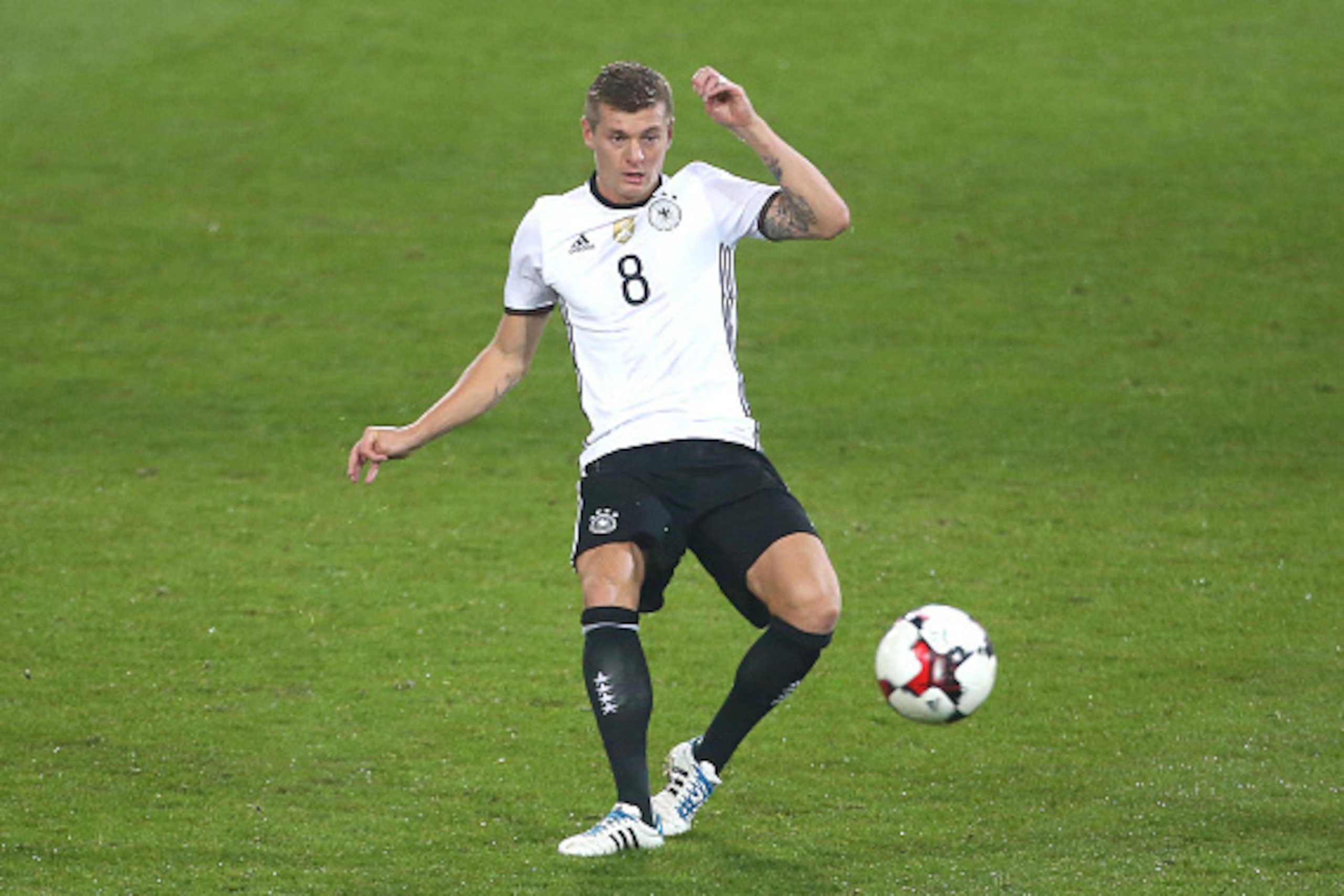 HANOVER, GERMANY - OCTOBER 11: Toni Kroos of Germany in action during the FIFA 2018 World Cup Qualifier between Germany and Northern Ireland at HDI-Arena on October 11, 2016 in Hanover, Lower Saxony. (Photo by Jean Catuffe/Getty Images) HANOVER, GERMANY - OCTOBER 11: Toni Kroos of Germany in action during the FIFA 2018 World Cup Qualifier between Germany and Northern Ireland at HDI-Arena on October 11, 2016 in Hanover, Lower Saxony. (Photo by Jean Catuffe/Getty Images)