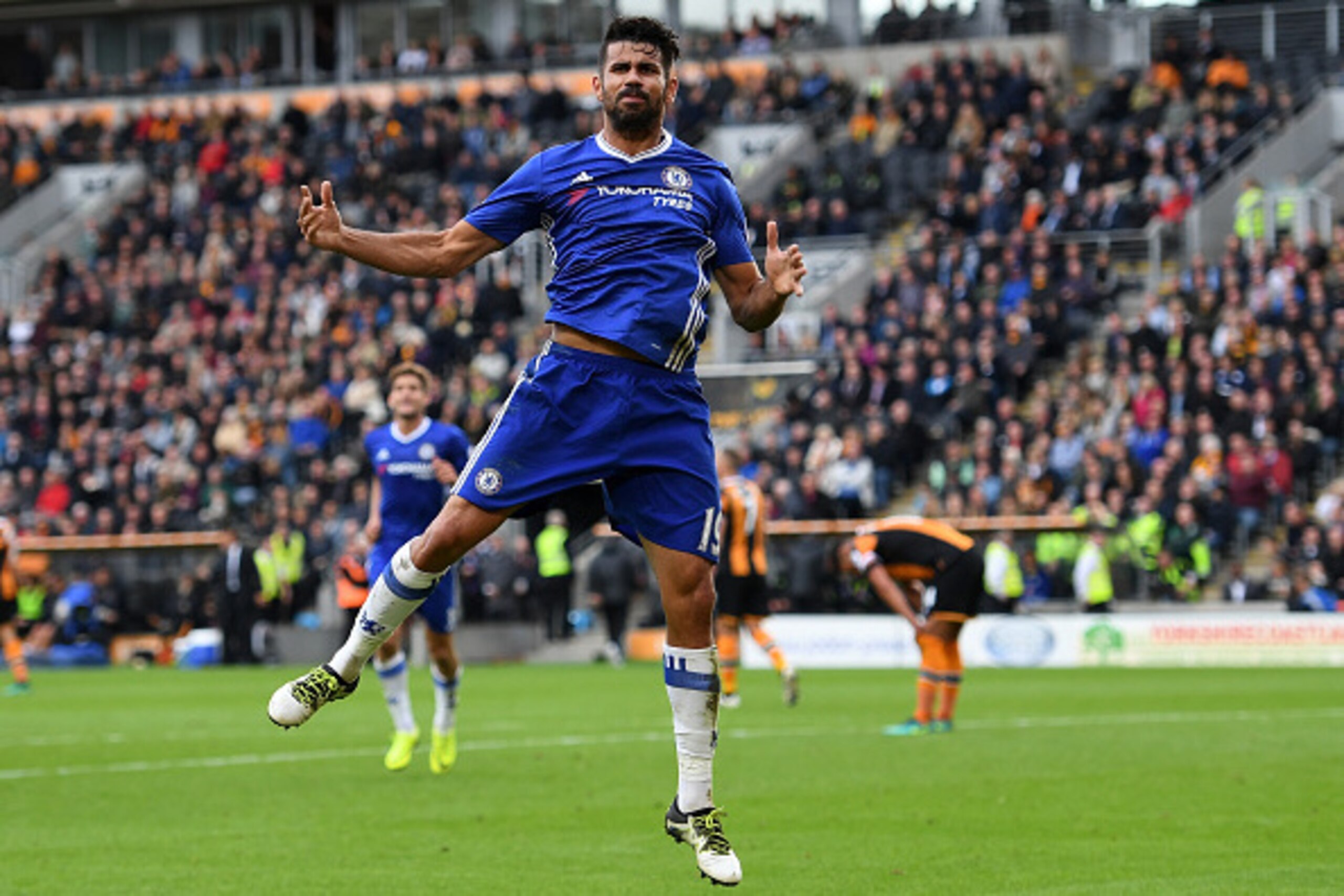 HULL, ENGLAND - OCTOBER 01:  Diego Costa of Chelsea celebrates scoring his sides second goal  during the Premier League match between Hull City and Chelsea at KCOM Stadium on October 1, 2016 in Hull, England.  (Photo by Shaun Botterill/Getty Images)