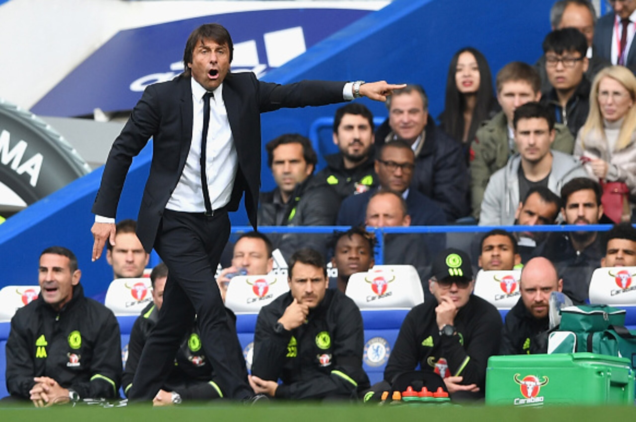 LONDON, ENGLAND - OCTOBER 15:  Antonio Conte, Manager of Chelsea gives his team instructions during the Premier League match between Chelsea and Leicester City at Stamford Bridge on October 15, 2016 in London, England.  (Photo by Shaun Botterill/Getty Ima