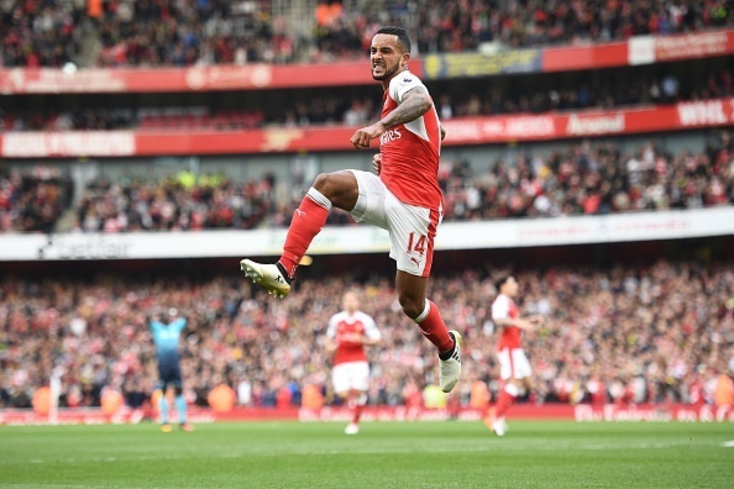 Arsenal's English midfielder Theo Walcott celebrates after scoring their second goal during the English Premier League football match between Arsenal and Swansea City at the Emirates Stadium in London on October 15, 2016.  / AFP / Justin TALLIS / RESTRICT