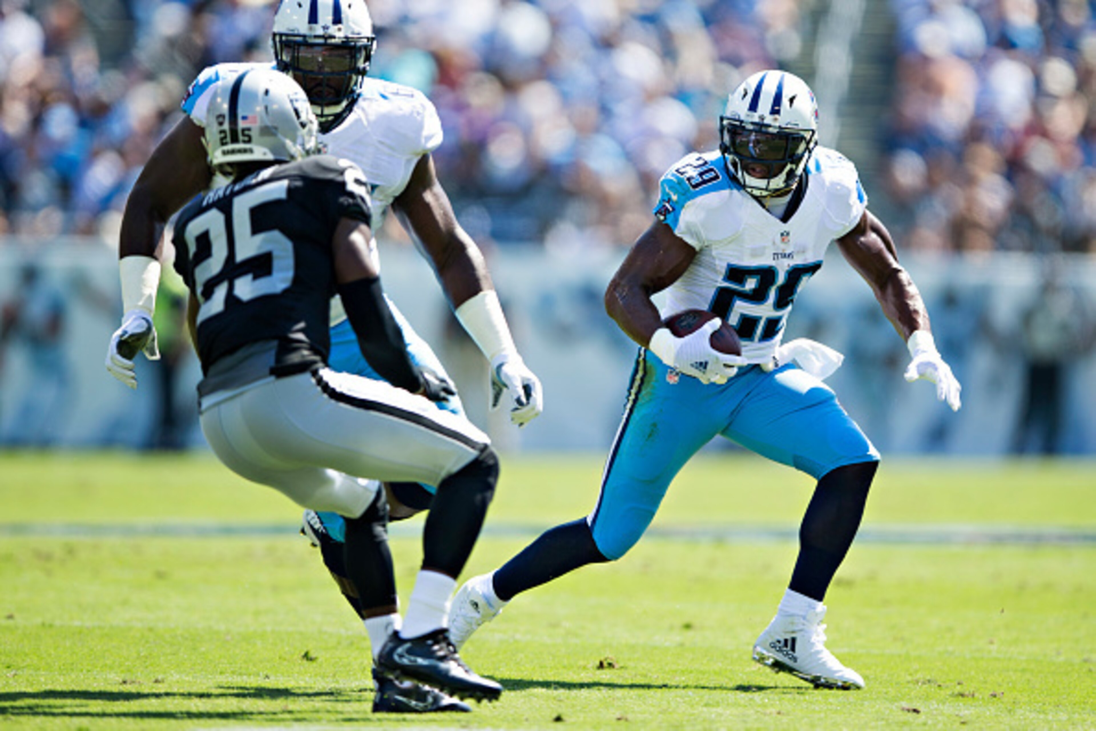 NASHVILLE, TN - SEPTEMBER 25:  DeMarco Murray #29 of the Tennessee Titans runs the ball in the first half of a game against the Oakland Raiders at Nissan Stadium on September 25, 2016 in Nashville, Tennessee.  (Photo by Wesley Hitt/Getty Images)
