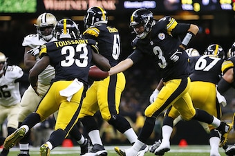 NEW ORLEANS, LA - AUGUST 26: Landry Jones #3 of the Pittsburgh Steelers hands the ball off to Fitzgerald Toussaint #33 during the second half of a game against the New Orleans Saintsat the Mercedes-Benz Superdome on August 26, 2016 in New Orleans, Louisia