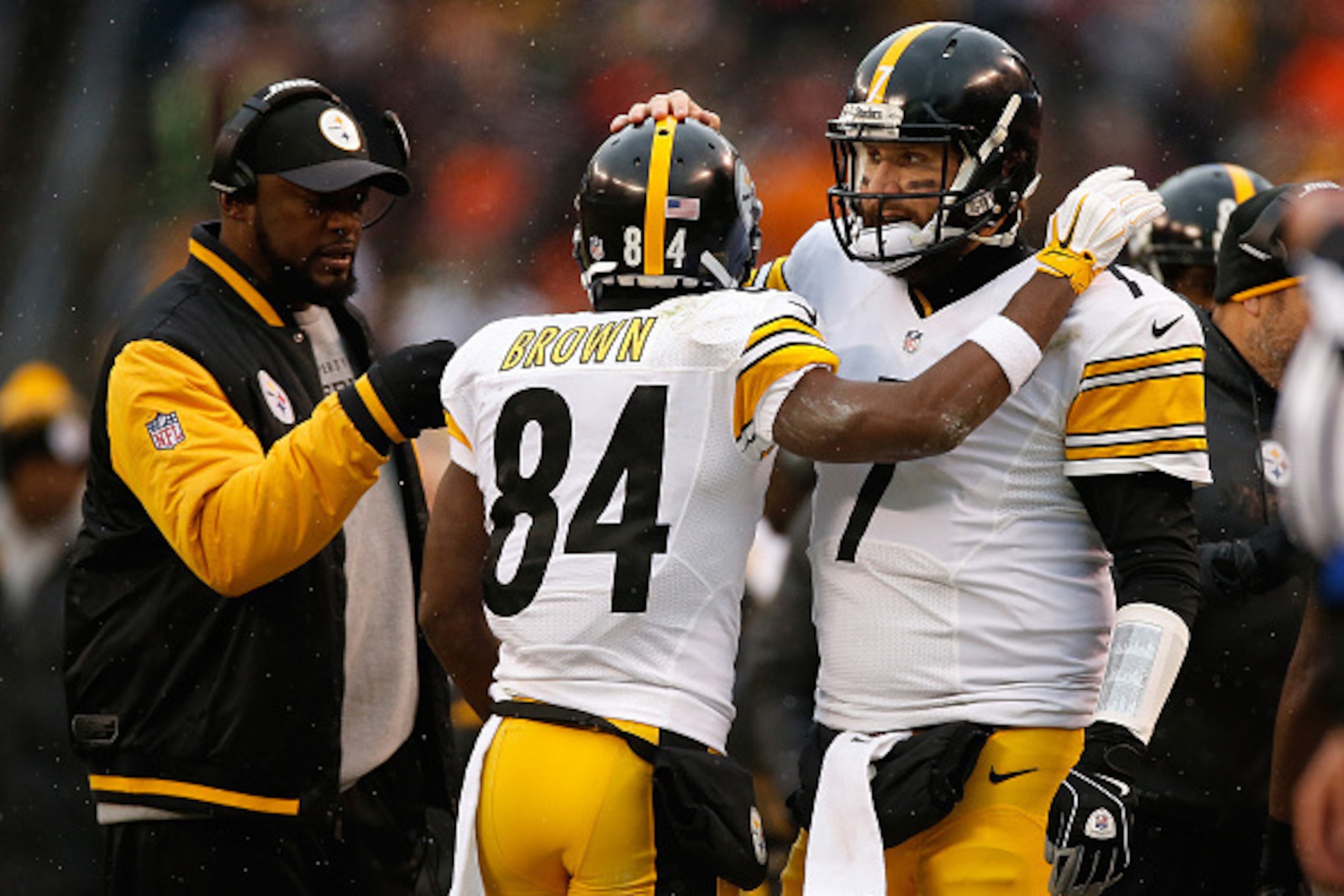 CLEVELAND, OH - JANUARY 3:  Antonio Brown #84 celebrates his touchdown with head coach Mike Tomlin and Ben Roethlisberger #7 of the Pittsburgh Steelers during the second quarter against the Cleveland Browns during that FirstEnergy Stadium on January 3, 20