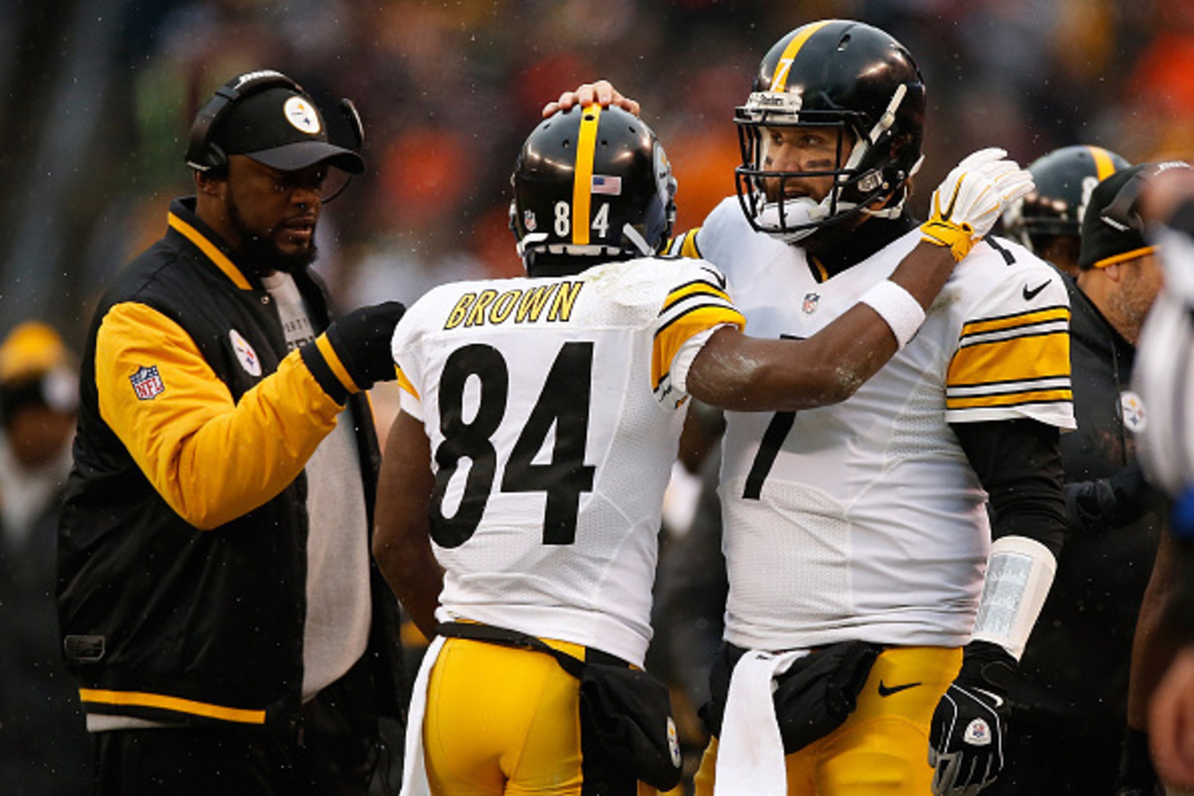 CLEVELAND, OH - JANUARY 3:  Antonio Brown #84 celebrates his touchdown with head coach Mike Tomlin and Ben Roethlisberger #7 of the Pittsburgh Steelers during the second quarter against the Cleveland Browns during that FirstEnergy Stadium on January 3, 20