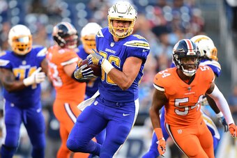 SAN DIEGO, CA - OCTOBER 13:  Hunter Henry #86 of the San Diego Chargers runs with the ball after his catch during the first quarter against the Denver Broncos at Qualcomm Stadium on October 13, 2016 in San Diego, California.  (Photo by Harry How/Getty Ima