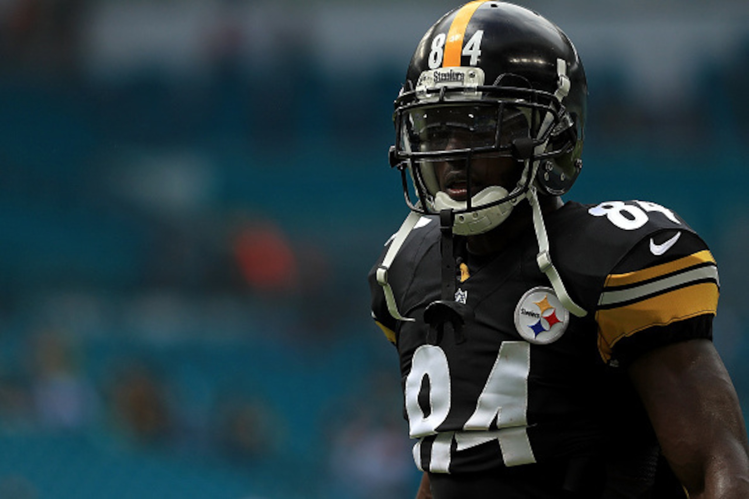 MIAMI GARDENS, FL - OCTOBER 16:  Antonio Brown #84 of the Pittsburgh Steelers warms up during a game against the Miami Dolphins on October 16, 2016 in Miami Gardens, Florida.  (Photo by Mike Ehrmann/Getty Images)