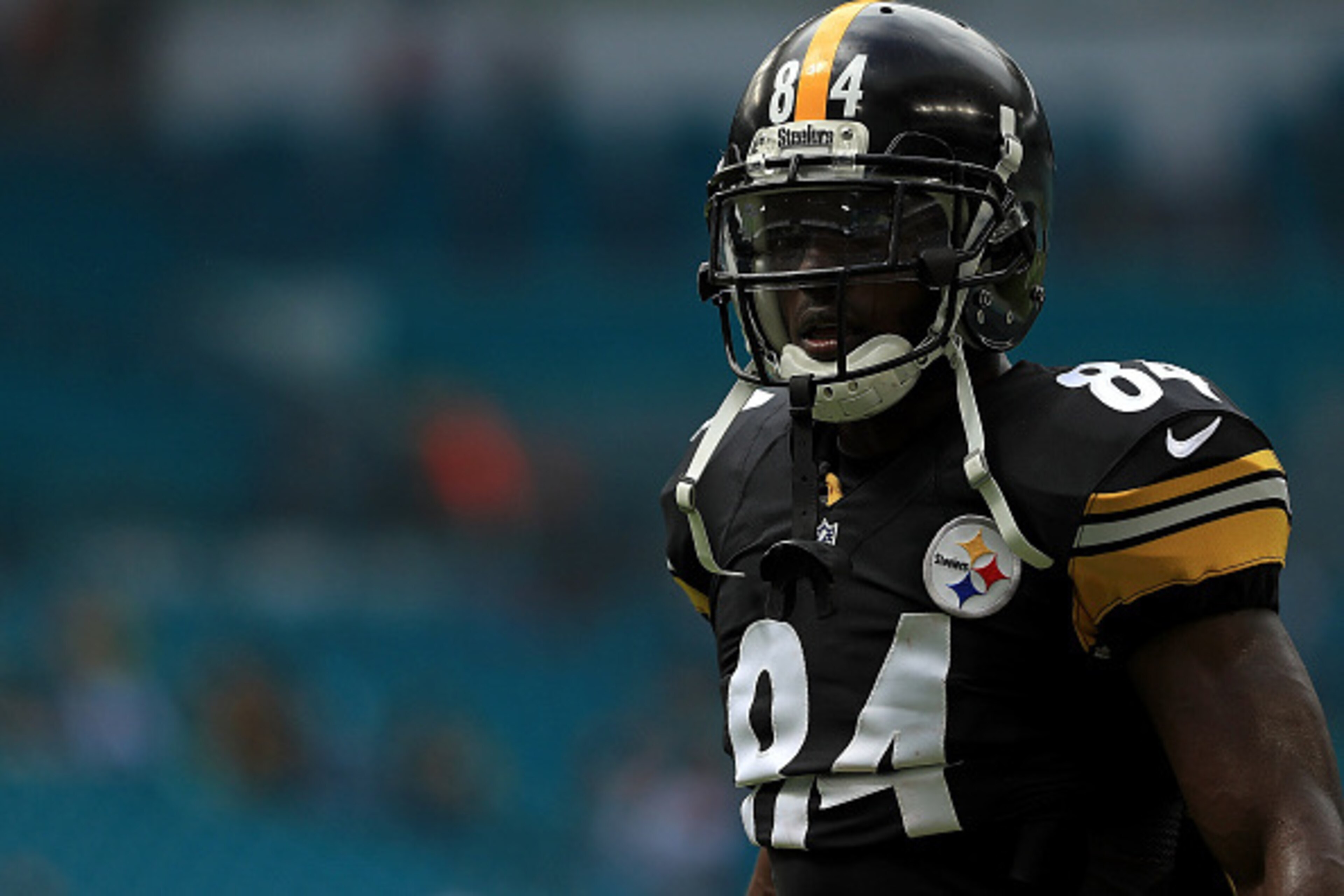 MIAMI GARDENS, FL - OCTOBER 16:  Antonio Brown #84 of the Pittsburgh Steelers warms up during a game against the Miami Dolphins on October 16, 2016 in Miami Gardens, Florida.  (Photo by Mike Ehrmann/Getty Images)