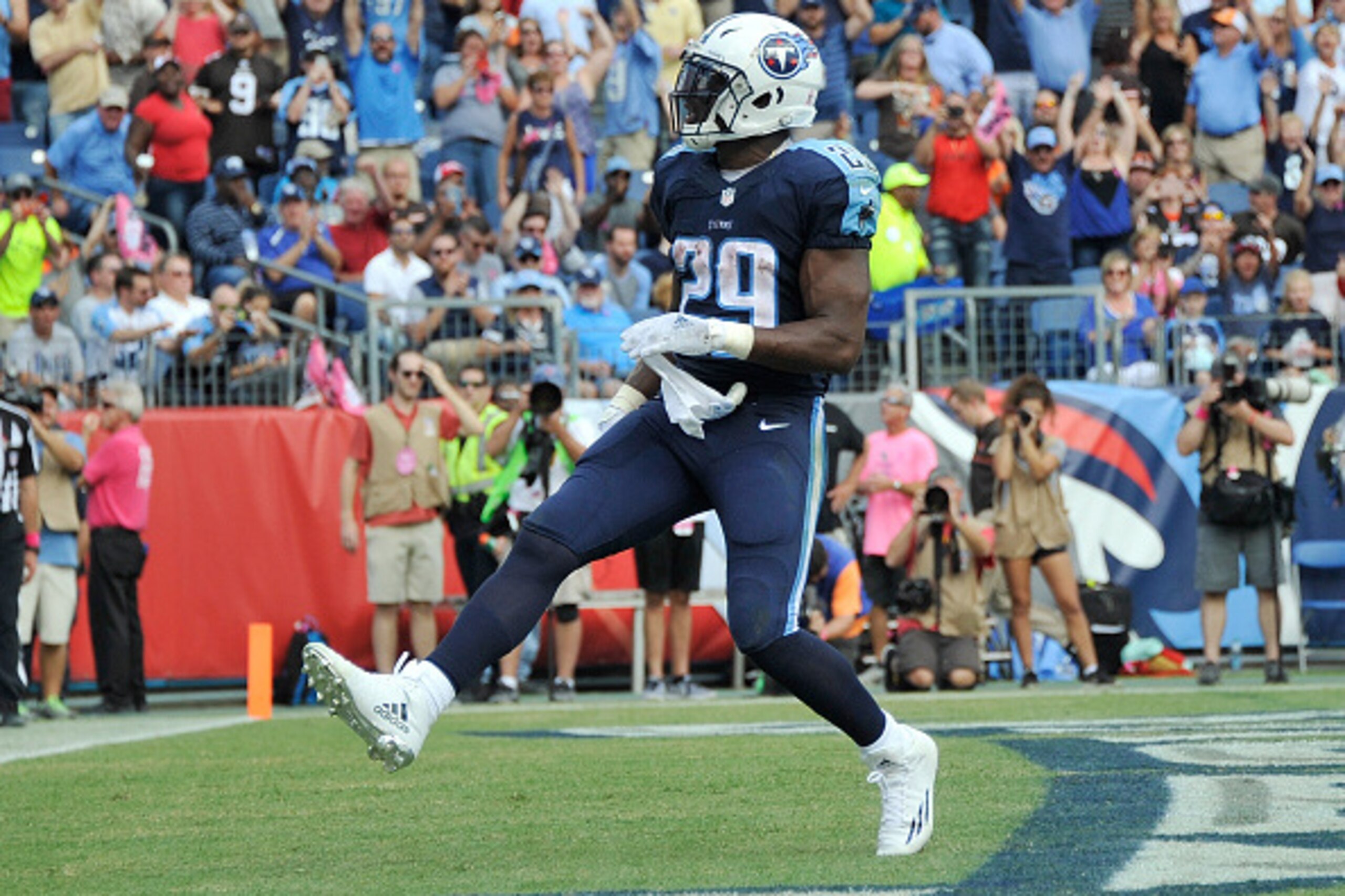 NASHVILLE, TN - OCTOBER 16:  DeMarco Murray #29 of the Tennessee Titans plays against the Cleveland Browns at Nissan Stadium on October 16, 2016 in Nashville, Tennessee.  (Photo by Frederick Breedon/Getty Images)