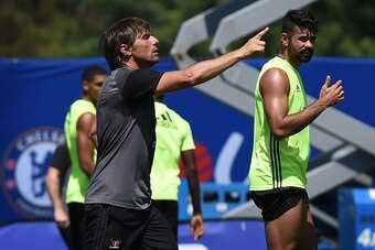 New Chelsea coach Antonio Conte (L) and striker Diego Costa (R) during a training session before their International Champions Cup (ICC) game against Liverpool, at the UCLA Campus in Westwood, California on July 26, 2016. 
The two teams will meet at the R