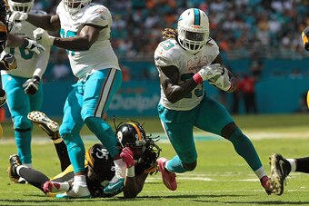 MIAMI GARDENS, FL - OCTOBER 16:  Jay Ajayi #23 of the Miami Dolphins rushes during a game against the Pittsburgh Steelers on October 16, 2016 in Miami Gardens, Florida.  (Photo by Mike Ehrmann/Getty Images)