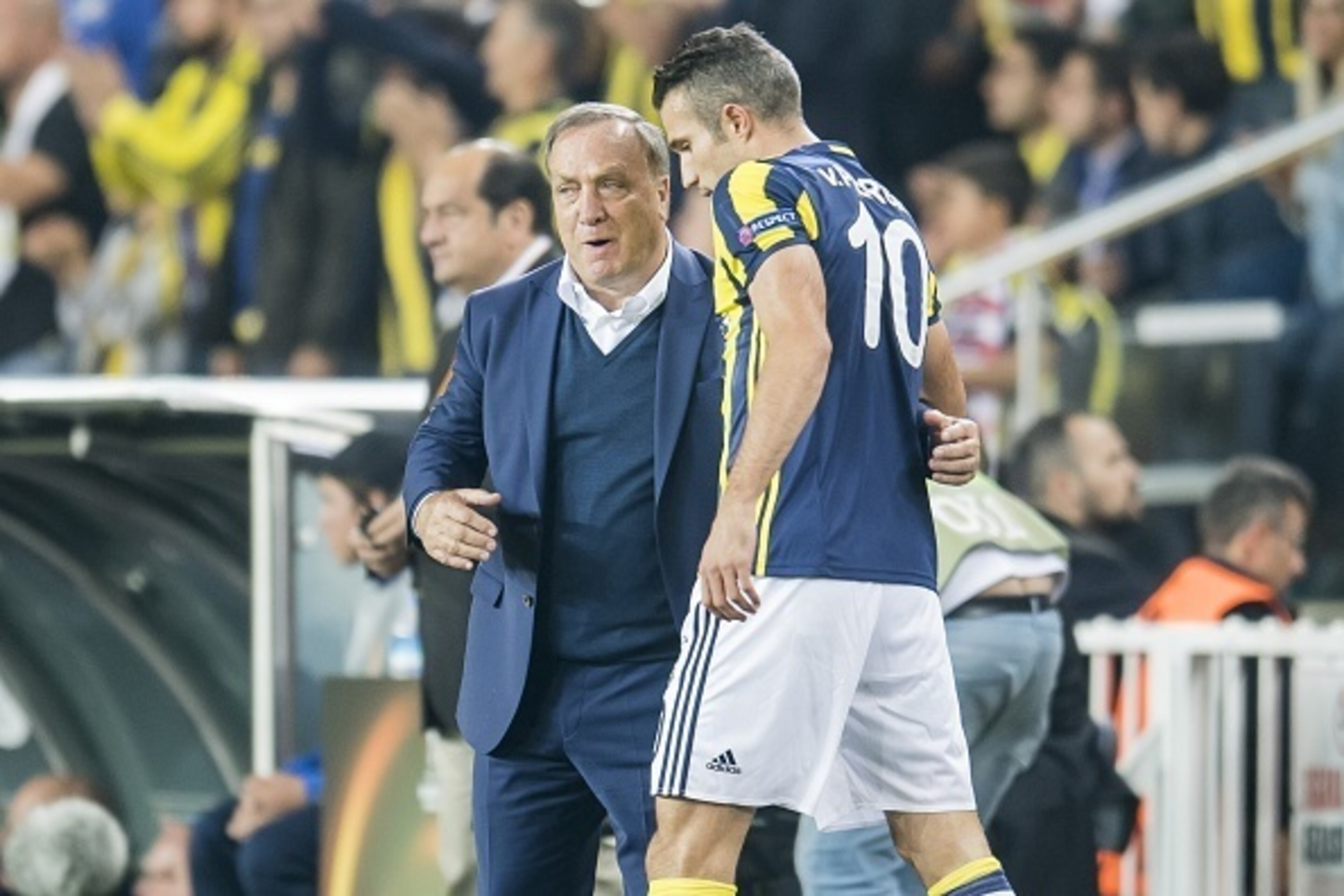 coach Dick Advocaat of Fenerbahce give instructions to Robin van Persie of Fenerbahceduring the UEFA Europa Leaguegroup A match between Fenerbahce and Feyenoord Rotterdam on September 29, 2016 at the Sukru Saracoglu stadium in Istanbul, Turkey.(Photo by V