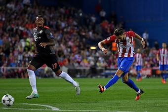 MADRID, SPAIN - SEPTEMBER 28:  Yannick Ferreira Carrasco of Atletico Madrid scores the opening goal during the UEFA Champions League group D match between Club Atletico de Madrid and FC Bayern Muenchen at the Vicente Calderon Stadium on September 28, 2016