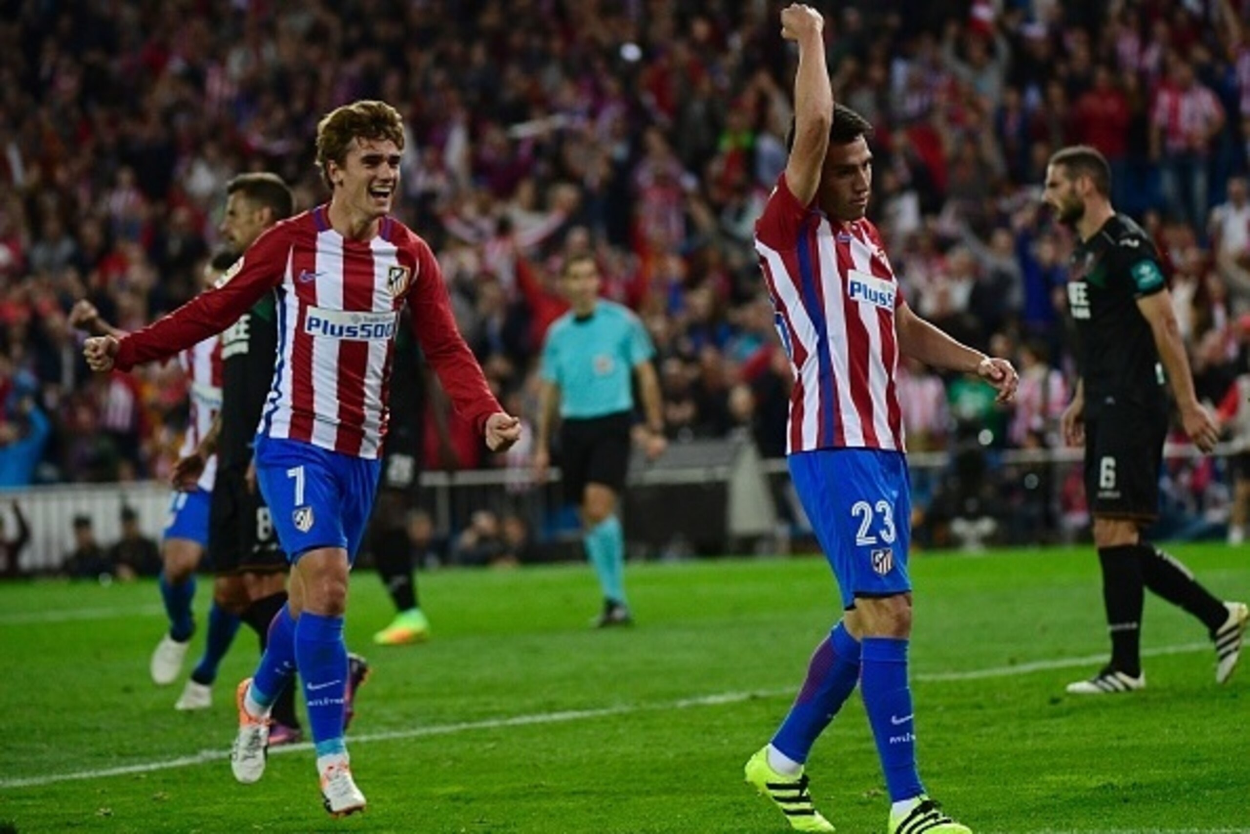 Atletico Madrid's Argentinian midfielder Nicolas Gaitan (R) celebrates his goal during the Spanish league football match Club Atletico de Madrid vs Granada FC at the Vicente Calderon stadium in Madrid on October 15, 2016. / AFP / PIERRE-PHILIPPE MARCOU   