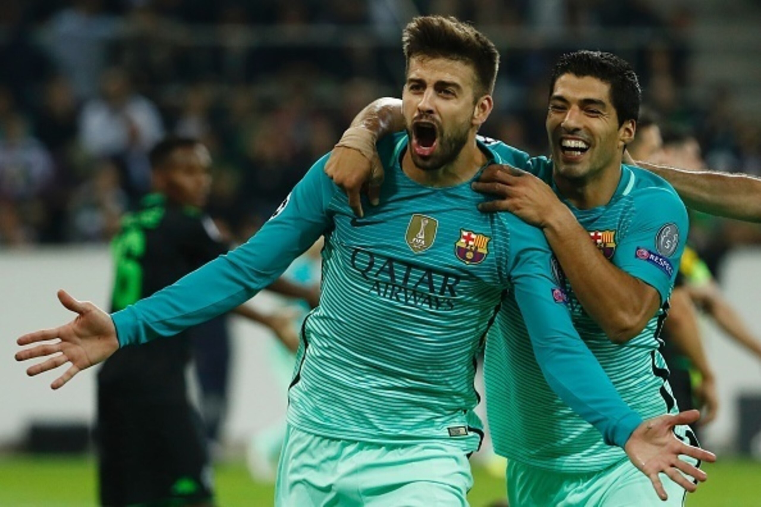 Barcelona's defender Gerard Pique (L) celebrates scoring the 1-2 goal with his teammate Uruguayan forward Luis Suarez during the UEFA Champions League first-leg group C football match between Borussia Moenchengladbach and FC Barcelona at the Borussia Park
