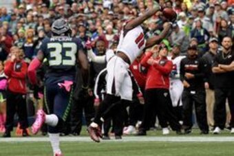 Oct 16, 2016; Seattle, WA, USA; Atlanta Falcons wide receiver Julio Jones (11) catch a pass against the Seattle Seahawks during a NFL football game at CenturyLink Field. Mandatory Credit: Kirby Lee-USA TODAY Sports