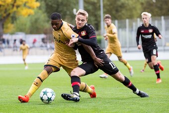 LEVERKUSEN, GERMANY - OCTOBER 18: Tim Handwerker (R) of Leverkusen battles for the ball with Japhet Tanganga of Tottenham during the UEFA Youth Champions League match between Bayer Leverkusen and Tottenham Hotspur FC at Ulrich Haberland Stadion on October