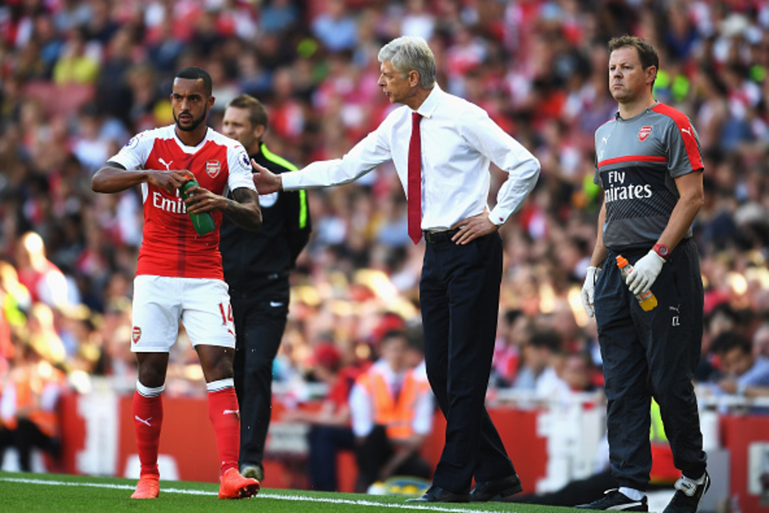 LONDON, ENGLAND - AUGUST 14: Theo Walcott of Arsenal talks to Arsene Wenger, Manager of Arsenal during the Premier League match between Arsenal and Liverpool at Emirates Stadium on August 14, 2016 in London, England. (Photo by Mike Hewitt/Getty Images) LONDON, ENGLAND - AUGUST 14: Theo Walcott of Arsenal talks to Arsene Wenger, Manager of Arsenal during the Premier League match between Arsenal and Liverpool at Emirates Stadium on August 14, 2016 in London, England. (Photo by Mike Hewitt/Getty Images)