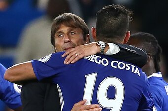 Chelsea's Brazilian-born Spanish striker Diego Costa (R) celebrates with Chelsea's Italian head coach Antonio Conte after the English Premier League football match between Chelsea and West Ham United at Stamford Bridge in London on August 15, 2016.
Chelse