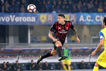VERONA, ITALY - OCTOBER 16:  Gianluca Lapadula  of AC Milan in action during the Serie A match between AC ChievoVerona and AC Milan at Stadio Marc'Antonio Bentegodi on October 16, 2016 in Verona, Italy.  (Photo by Dino Panato/Getty Images)