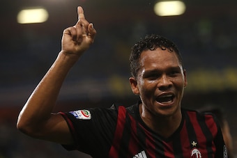 AC Milan's Colombian forward Carlos Bacca celebrates after scoring during the Italian Serie A football match between Sampdoria and AC Milan on September 16, 2016 at 'Luigi Ferraris Stadium' in Genoa.  / AFP / MARCO BERTORELLO        (Photo credit should r