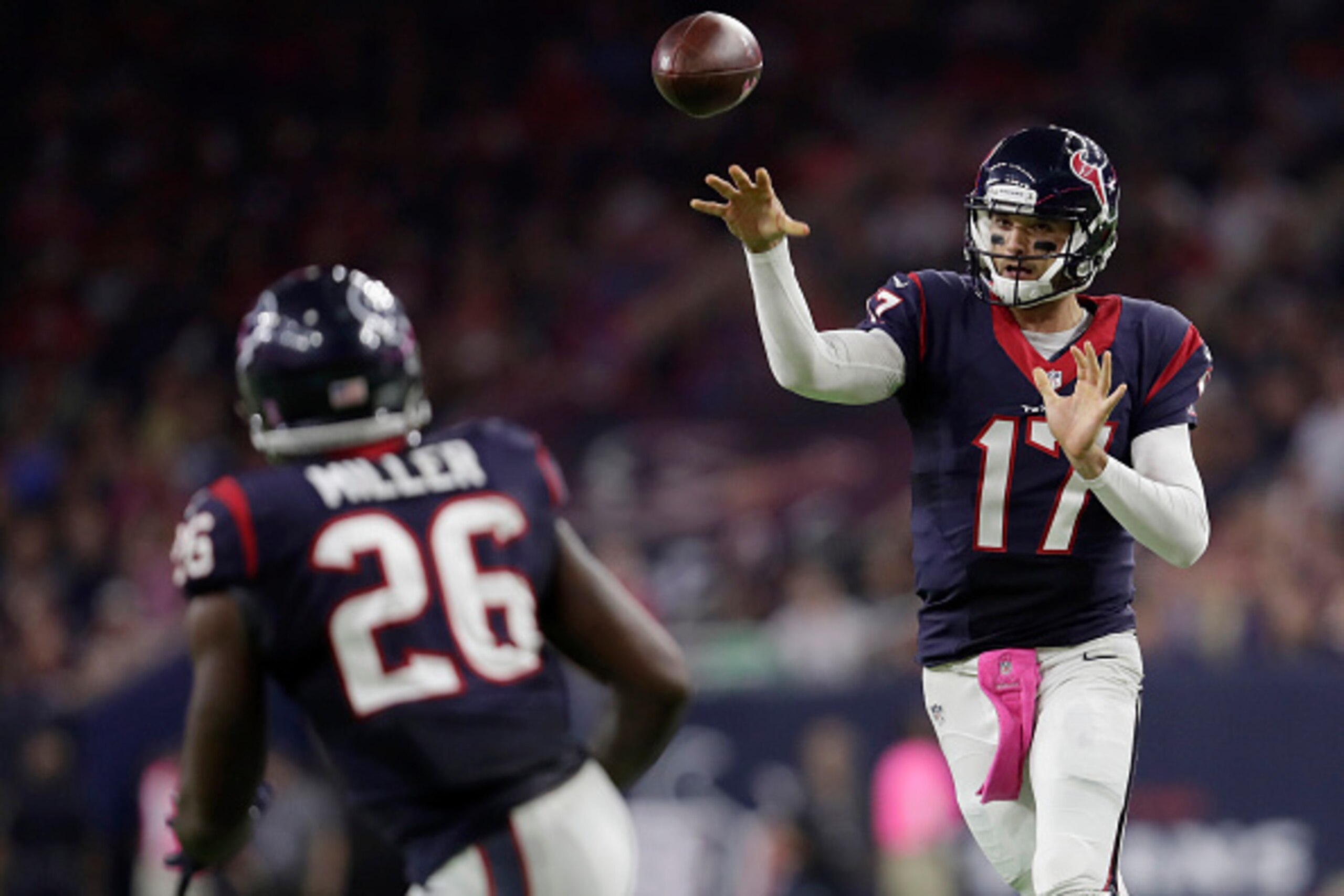 HOUSTON, TX - OCTOBER 16: Brock Osweiler #17 of the Houston Texans throws a pass to Lamar Miller #26 of the Houston Texans in the third quarter at NRG Stadium on October 16, 2016 in Houston, Texas. (Photo by Tim Warner/Getty Images) HOUSTON, TX - OCTOBER 16: Brock Osweiler #17 of the Houston Texans throws a pass to Lamar Miller #26 of the Houston Texans in the third quarter at NRG Stadium on October 16, 2016 in Houston, Texas. (Photo by Tim Warner/Getty Images)