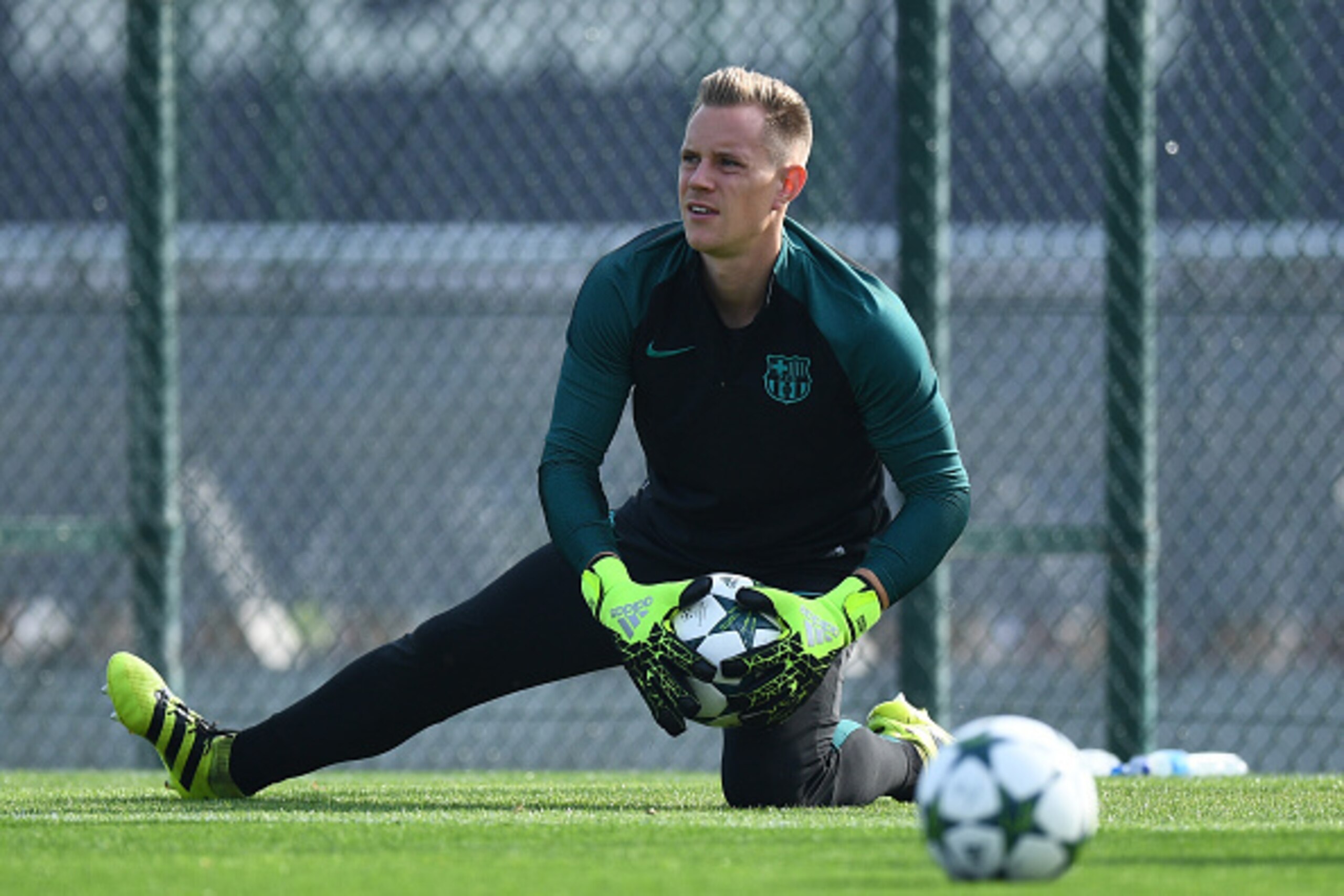 BARCELONA, SPAIN - OCTOBER 18:  Goalkeeper Marc-Andre ter Stegen of Barcelona warms up during the FC Barcelona training session at Ciutat Esportiva Joan Gamper on October 18, 2016 in Barcelona, Spain.  (Photo by David Ramos/Getty Images)