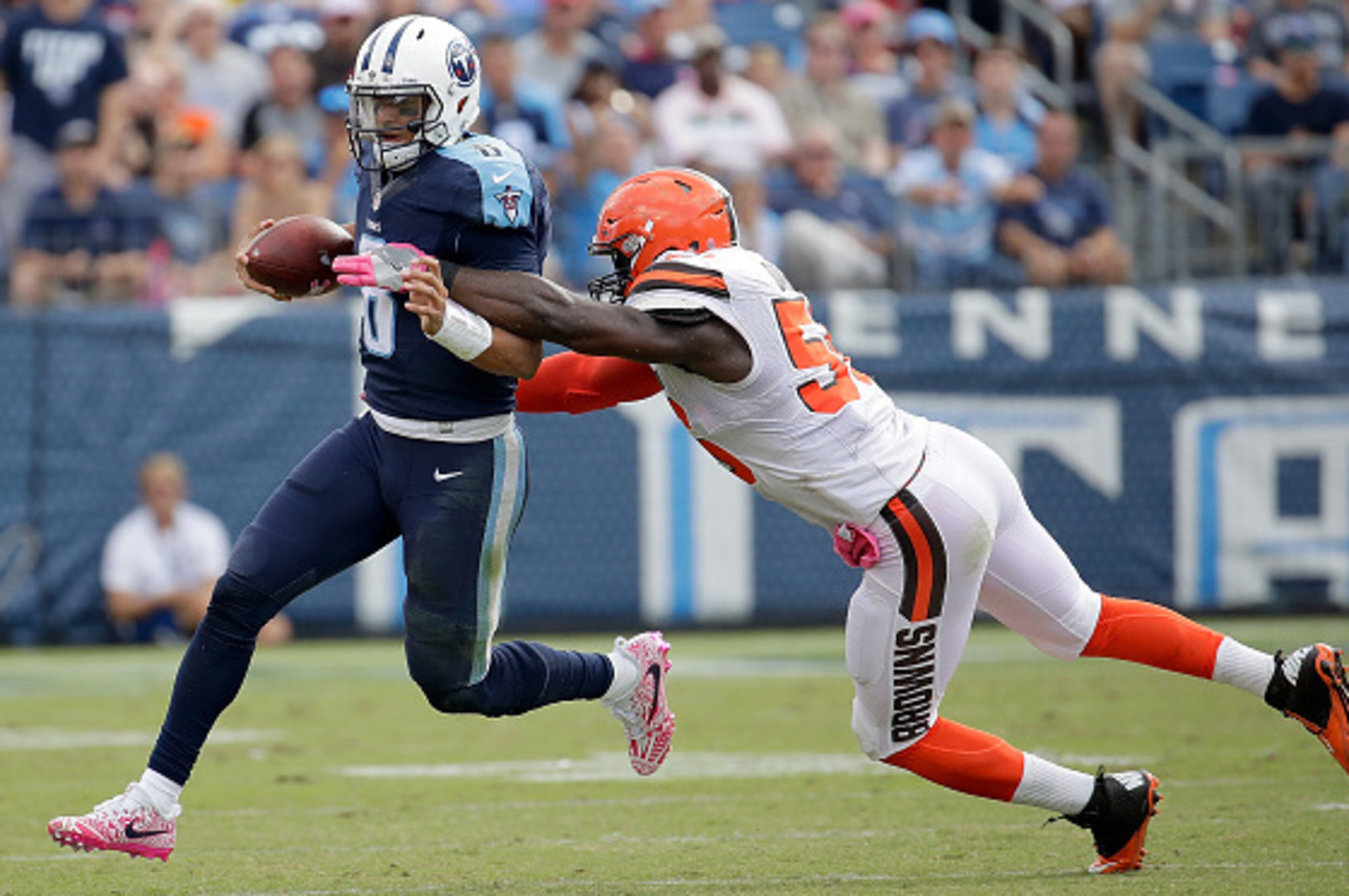 NASHVILLE, TN - OCTOBER 16:  Marcus Mariota #8 of the Tennessee Titans avoids a tackle during the third quarter of the game against the Cleveland Browns at Nissan Stadium on October 16, 2016 in Nashville, Tennessee.  (Photo by Andy Lyons/Getty Images)