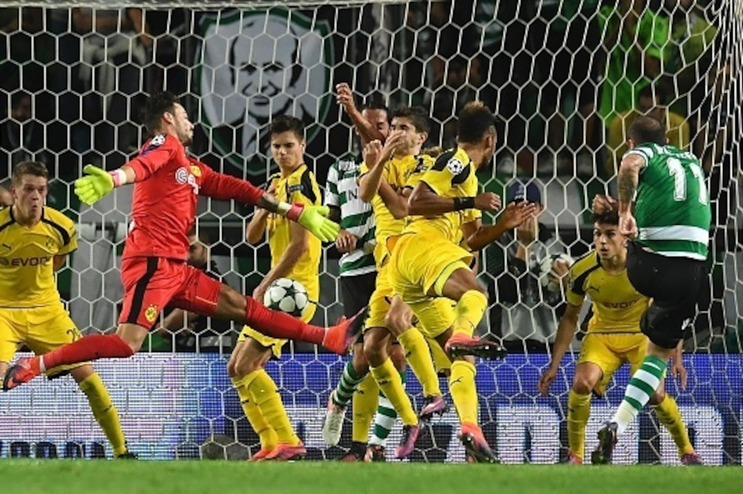 Sporting's Brazilian midfielder Bruno Cesar (R) kicks the ball to score a goal  during the UEFA Champions League football match Sporting CP vs BVB Borussia Dortmund at the Jose Alvalade stadium in Lisbon on October 18, 2016. / AFP / FRANCISCO LEONG       