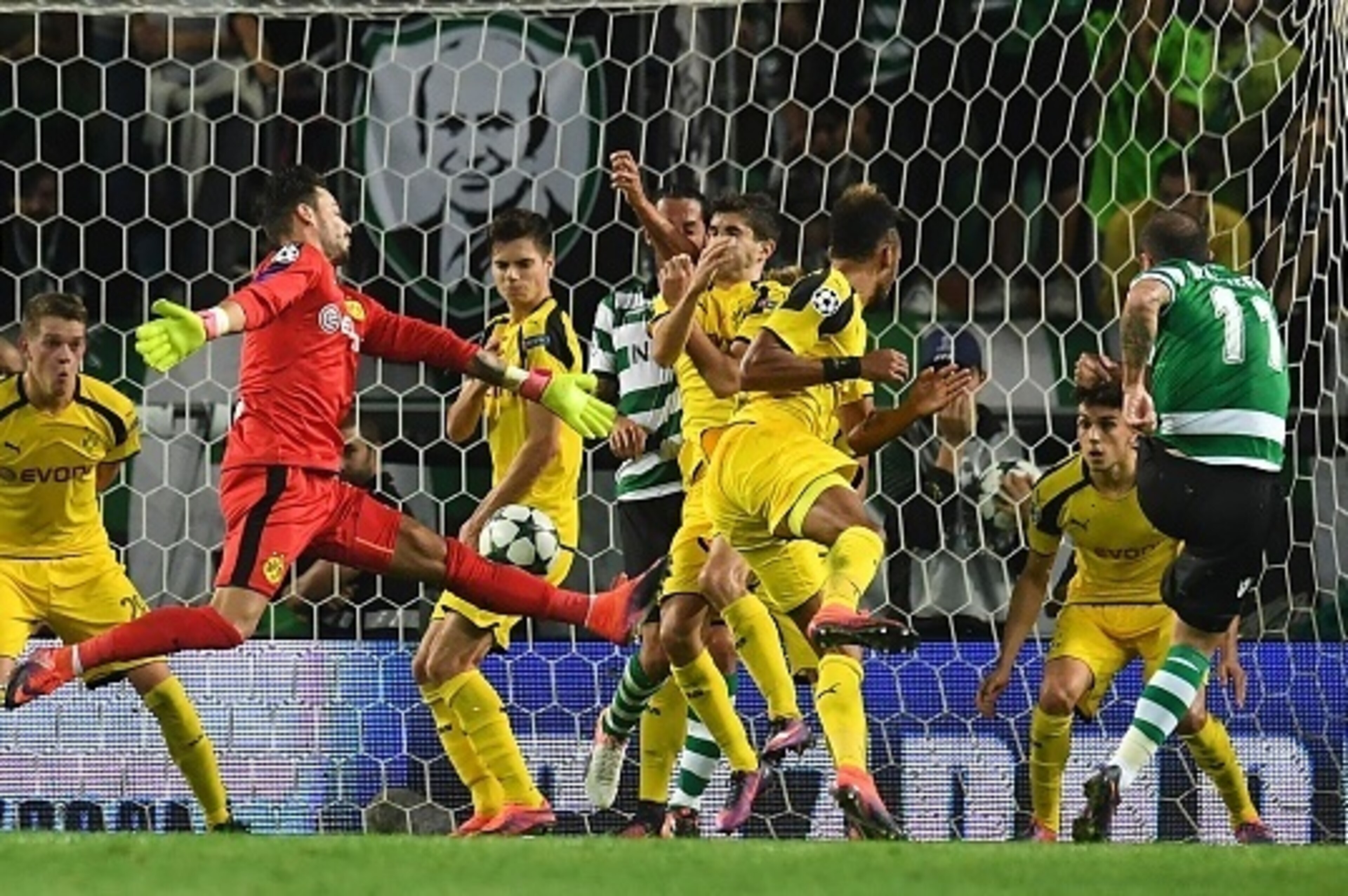 Sporting's Brazilian midfielder Bruno Cesar (R) kicks the ball to score a goal  during the UEFA Champions League football match Sporting CP vs BVB Borussia Dortmund at the Jose Alvalade stadium in Lisbon on October 18, 2016. / AFP / FRANCISCO LEONG       