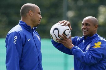 Konigstein, GERMANY:  Brazilian football players Ronaldo Nazario (L) and Roberto Carlos chat during a training session of the Brazilian team in Konigstein, Gemarny 06 June 2006.  Ronaldo will definitely be fit for the champions' World Cup opener despite a