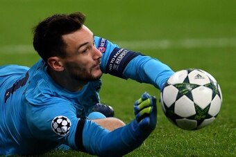 Tottenham´s French goalkeeper Hugo Lloris vies for the ball during the Champions League group E football match between Bayer Leverkusen and Tottenham Hotspur in Leverkusen, western Germany, on October 18, 2016 / AFP / PATRIK STOLLARZ        (Photo credit 