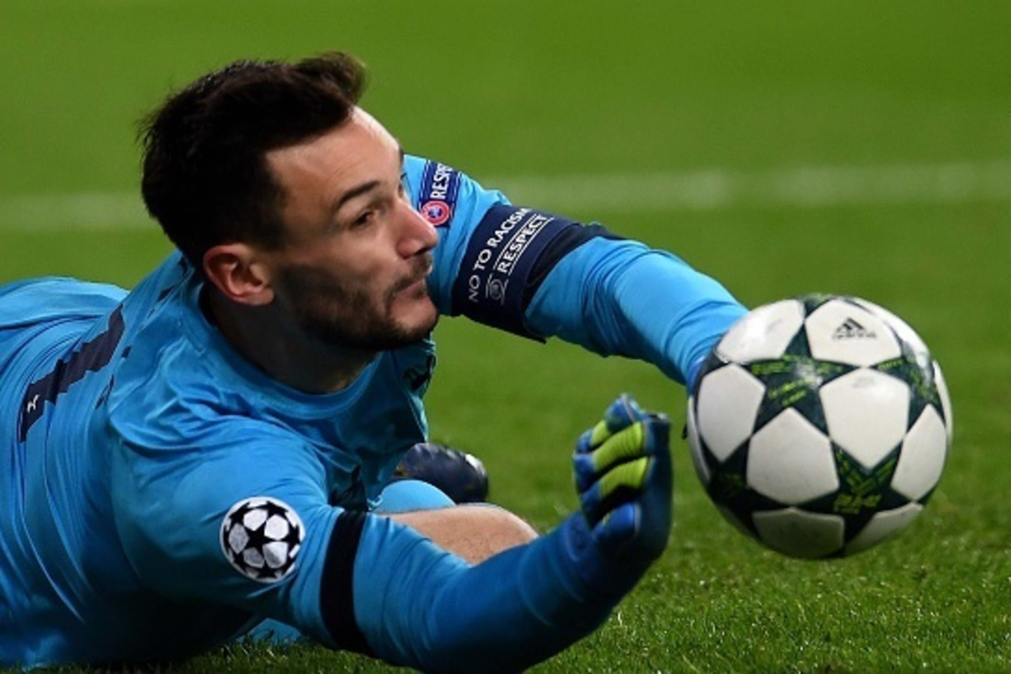 Tottenham´s French goalkeeper Hugo Lloris vies for the ball during the Champions League group E football match between Bayer Leverkusen and Tottenham Hotspur in Leverkusen, western Germany, on October 18, 2016 / AFP / PATRIK STOLLARZ        (Photo credit 