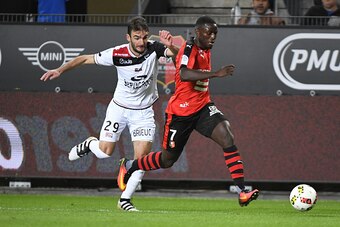 Rennes' French-Cameroonian forward Paul-Georges Ntep (R) vies with Guingamp's French midfielder Christophe Kerbrat during the French L1 football match Rennes against Guingamp on September 30, 2016 at the Roazhon park stadium in Rennes, western France. / A