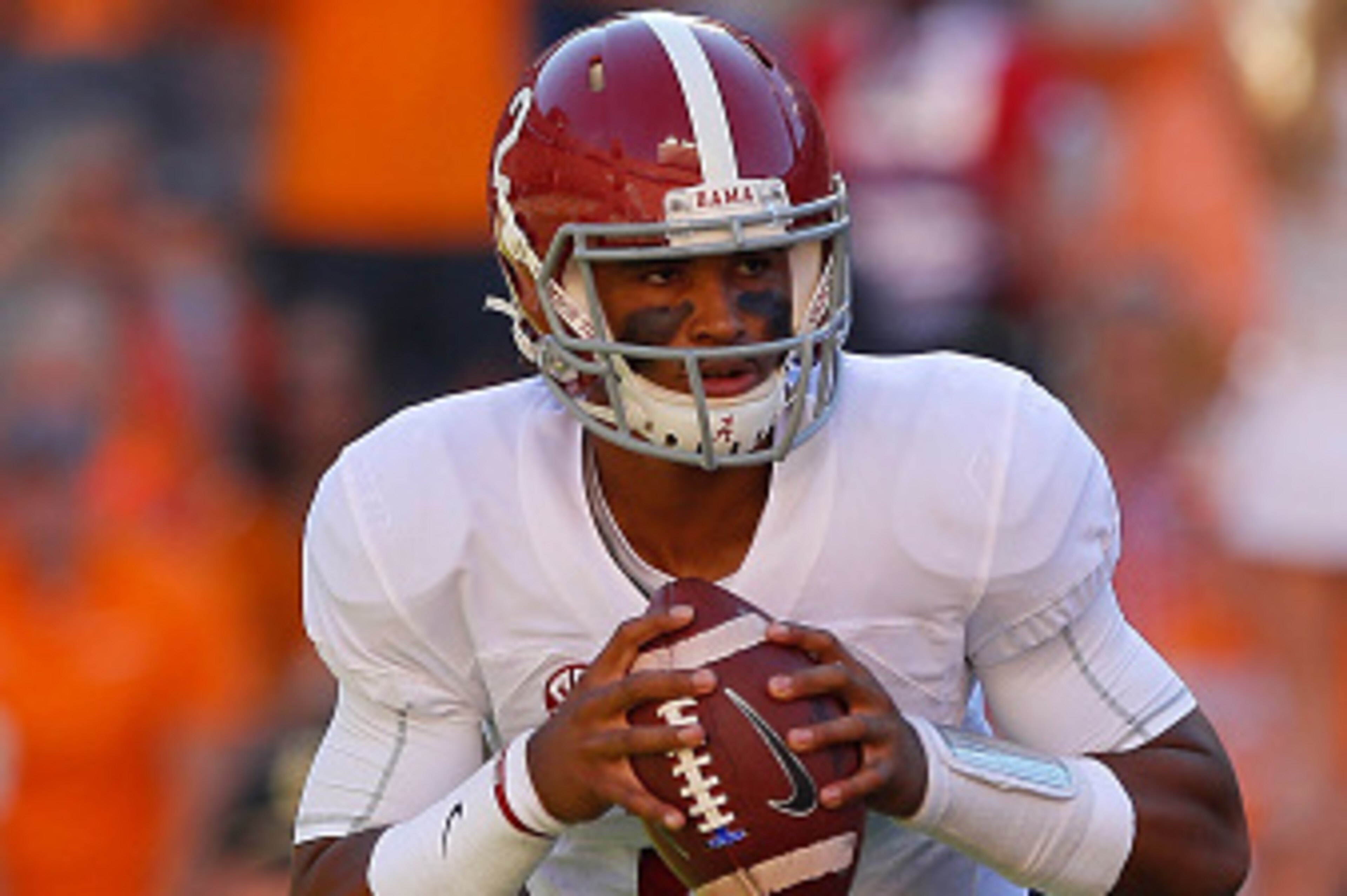KNOXVILLE, TN - OCTOBER 15:  Jalen Hurts #2 of the Alabama Crimson Tide looks to pass against the Tennessee Volunteers at Neyland Stadium on October 15, 2016 in Knoxville, Tennessee.  (Photo by Kevin C. Cox/Getty Images)