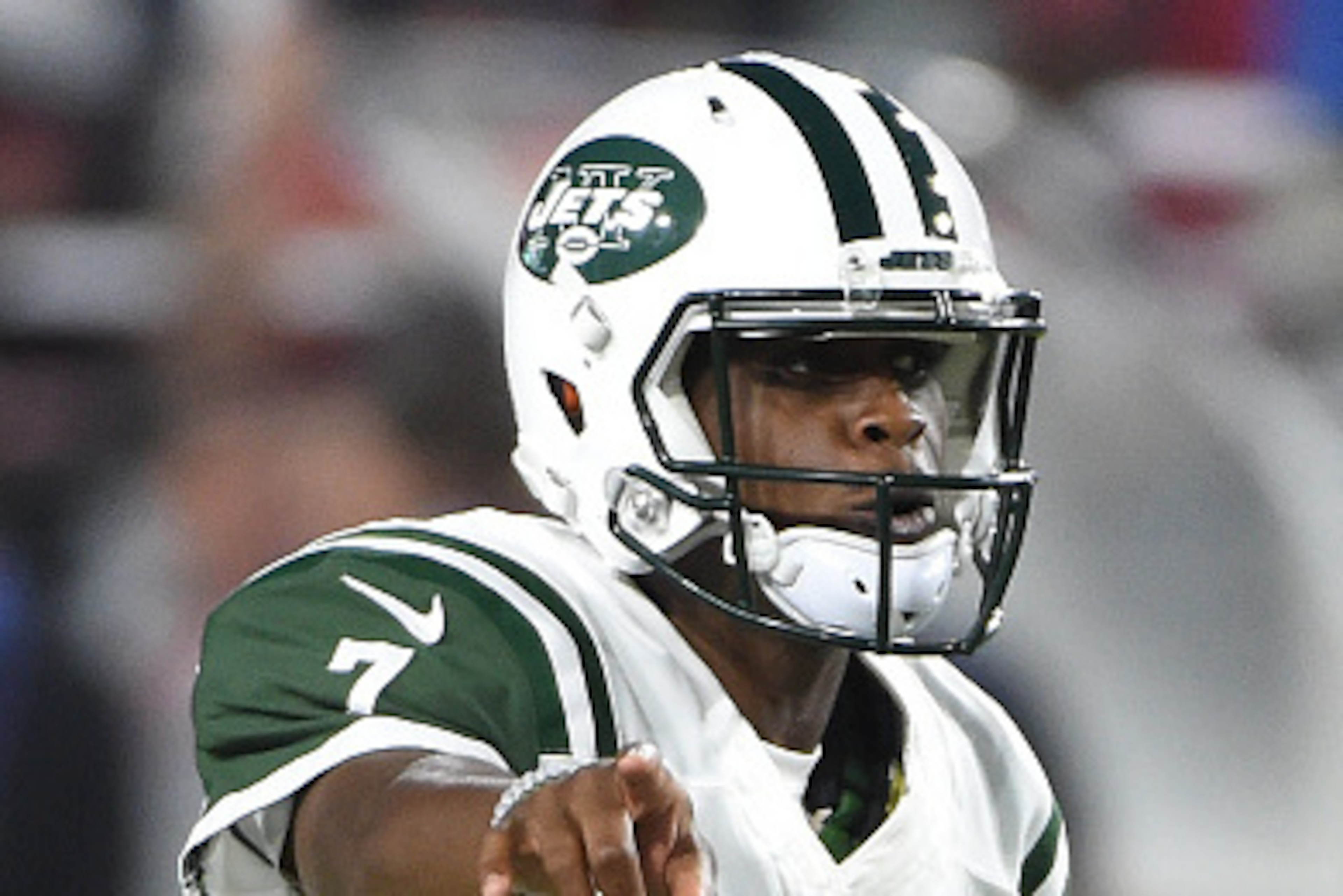 GLENDALE, AZ - OCTOBER 17:  Quarterback Geno Smith #7 of the New York Jets calls out a play at the line of scrimmage against the Arizona Cardinals at University of Phoenix Stadium on October 17, 2016 in Glendale, Arizona.  (Photo by Norm Hall/Getty Images