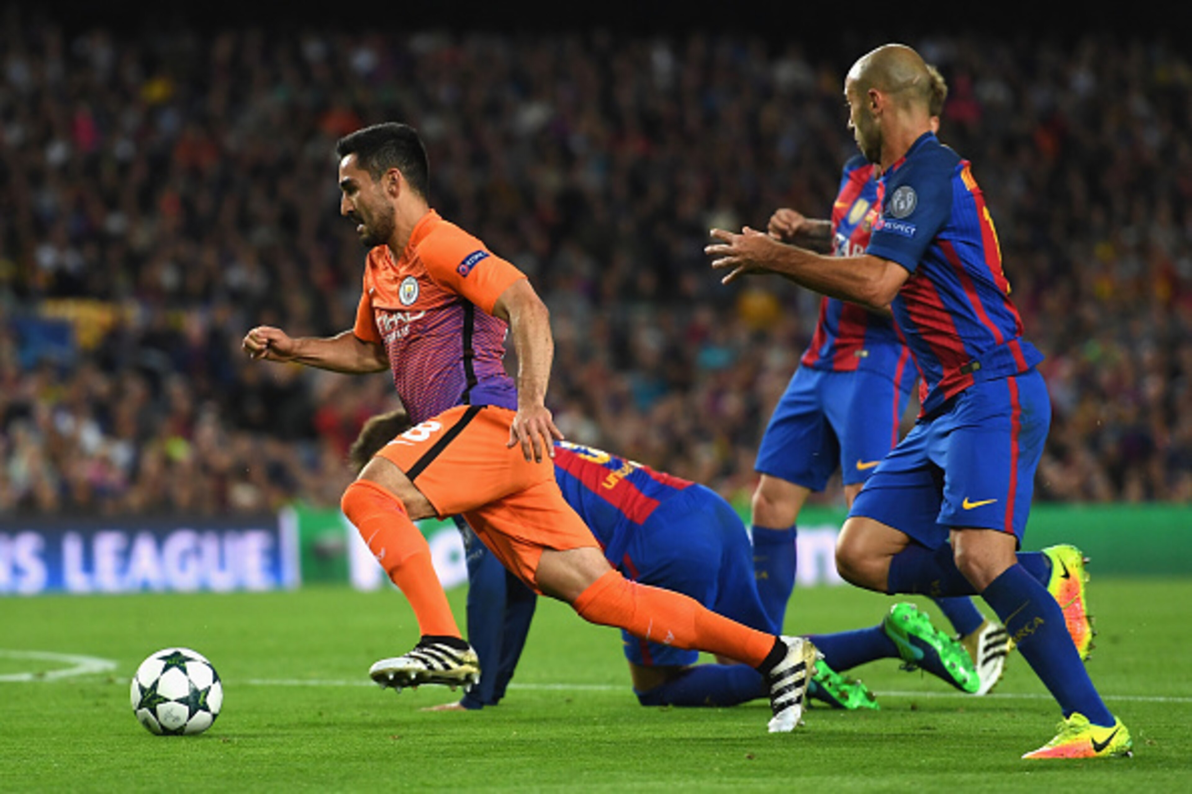 BARCELONA, SPAIN - OCTOBER 19:  Ilkay Gundogan of Manchester City dribbles past Gerard Pique of Barcelona during the UEFA Champions League group C match between FC Barcelona and Manchester City FC at Camp Nou on October 19, 2016 in Barcelona, Spain.  (Pho