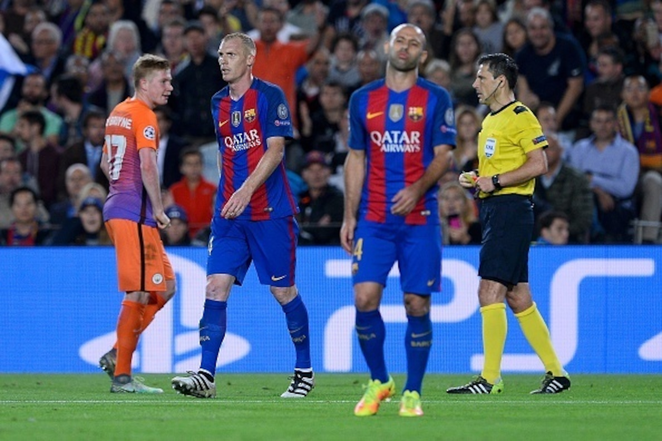 Barcelona's French defender Jeremy Mathieu (2nd L) leaves the pitch after being shown a red card during the UEFA Champions League football match FC Barcelona vs Manchester City at the Camp Nou stadium in Barcelona on October 19, 2016. / AFP / JOSEP LAGO Barcelona's French defender Jeremy Mathieu (2nd L) leaves the pitch after being shown a red card during the UEFA Champions League football match FC Barcelona vs Manchester City at the Camp Nou stadium in Barcelona on October 19, 2016. / AFP / JOSEP LAGO