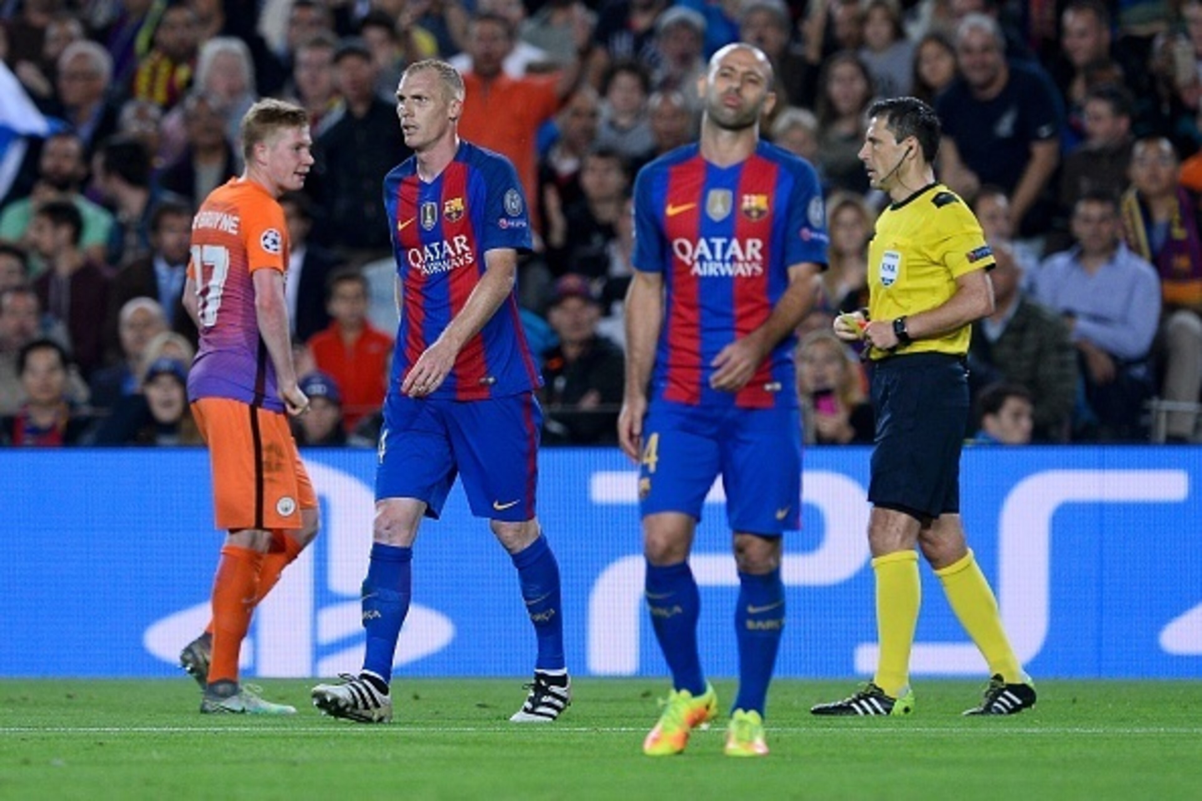 Barcelona's French defender Jeremy Mathieu (2nd L) leaves the pitch after being shown a red card during the UEFA Champions League football match FC Barcelona vs Manchester City at the Camp Nou stadium in Barcelona on October 19, 2016. / AFP / JOSEP LAGO  