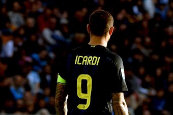 MILAN, ITALY - OCTOBER 16:  Mauro Icardi of FC Internazionale looks  during the Serie A match between FC Internazionale and Cagliari Calcio at Stadio Giuseppe Meazza on October 16, 2016 in Milan, Italy.  (Photo by Pier Marco Tacca/Getty Images)