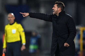 Atletico Madrid's Argentinian coach Diego Simeone gestures from the touchline during the UEFA Champions League football match between FC Rostov and Club Atletico de Madrid in Rostov-on-Don on October 19, 2016. / AFP / Kirill KUDRYAVTSEV        (Photo cred