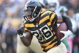 Oct 9, 2016; Pittsburgh, PA, USA; Pittsburgh Steelers running back Le'Veon Bell (26) rushes the ball against the New York Jets during the fourth quarter at Heinz Field. The Steelers won 31-13. Mandatory Credit: Charles LeClaire-USA TODAY Sports