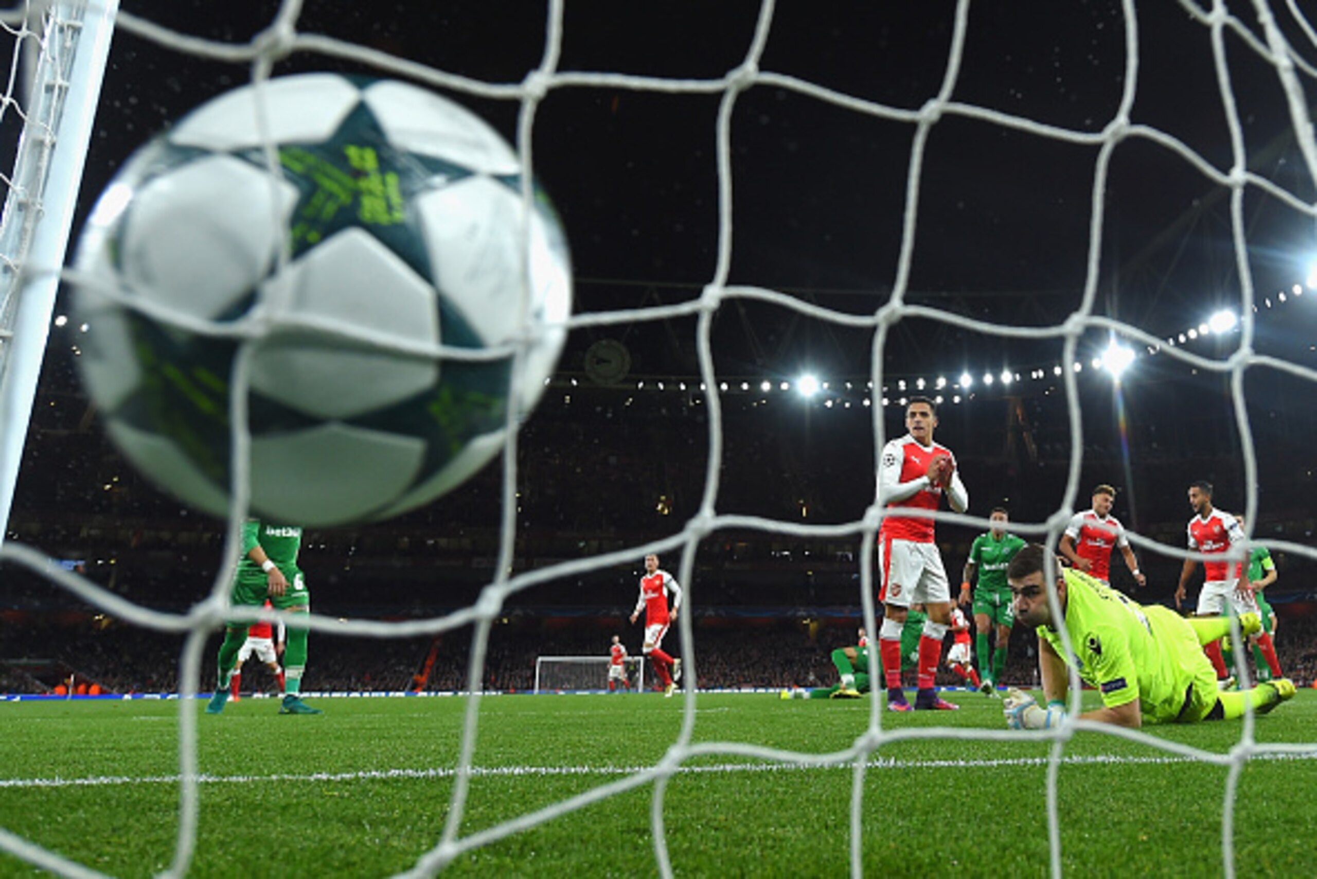 LONDON, ENGLAND - OCTOBER 19: Mesut Ozil of Arsenal scores his second goal of the game during the UEFA Champions League group A match between Arsenal FC and PFC Ludogorets Razgrad at the Emirates Stadium on October 19, 2016 in London, England. (Photo by LONDON, ENGLAND - OCTOBER 19: Mesut Ozil of Arsenal scores his second goal of the game during the UEFA Champions League group A match between Arsenal FC and PFC Ludogorets Razgrad at the Emirates Stadium on October 19, 2016 in London, England. (Photo by