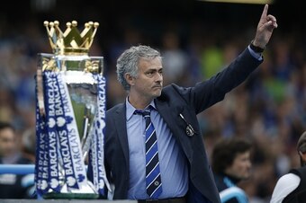 Chelsea's Portuguese manager Jose Mourinho (R) gestures during the presentation of the Premier League trophy after the English Premier League football match between Chelsea and Sunderland at Stamford Bridge in London on May 24, 2015. Chelsea were official